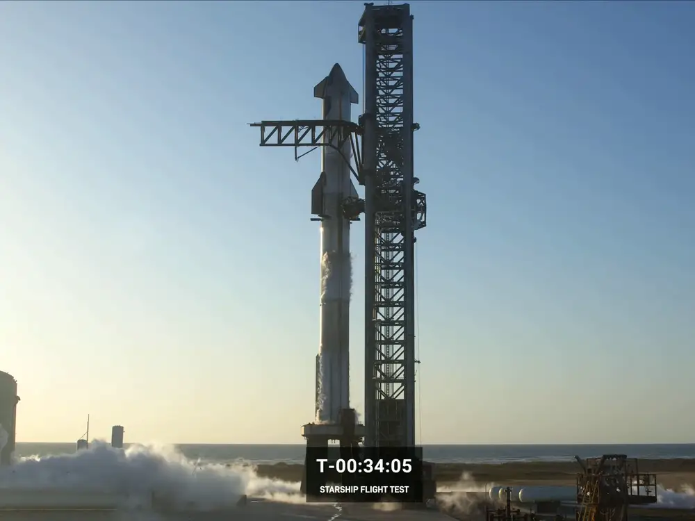 Il razzo spaziale di SpaceX finalmente vola, ma esplode pochi minuti dopo