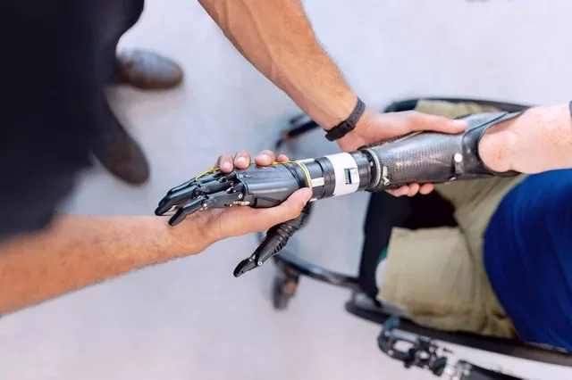 借助 MAIA，人工智能可以移動神經病患者的假肢